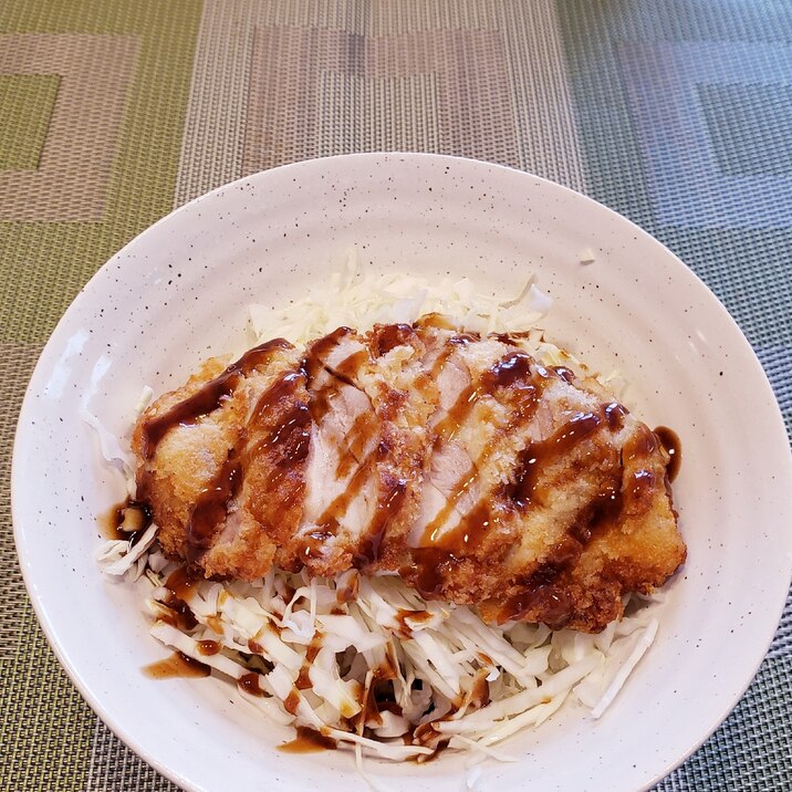 たっぷりキャベツにソースをかけて！チキンカツ丼